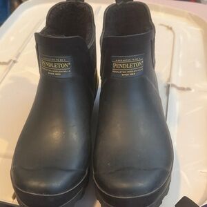 Woman’s Pendleton Rubber Slip Ons sz 10